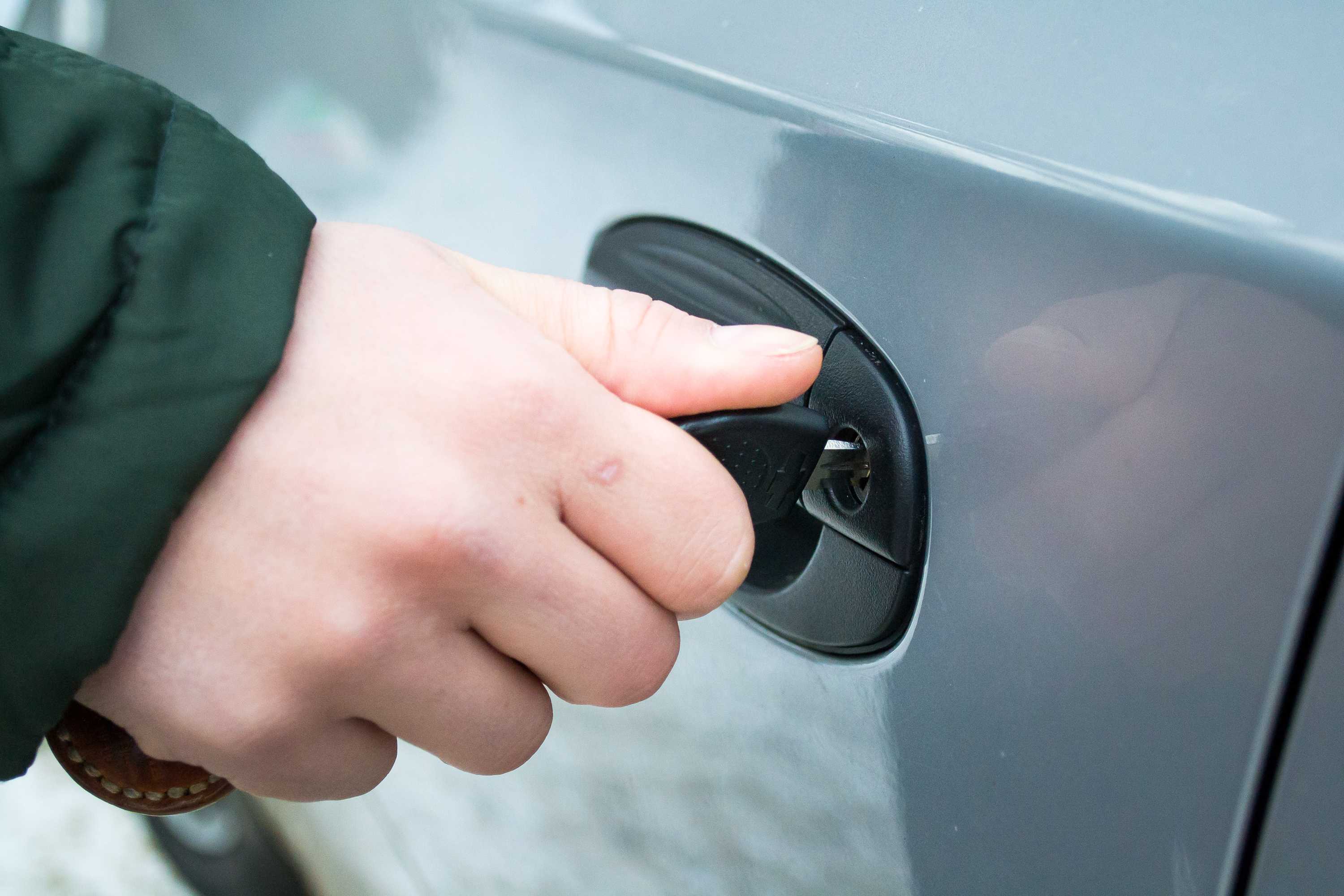 Как открыть дверь автомобиля без ключа? 5 способов и секретов