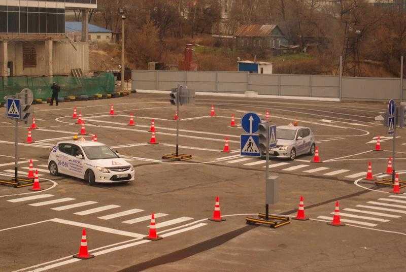 Расстановка конусов на учебной площадке