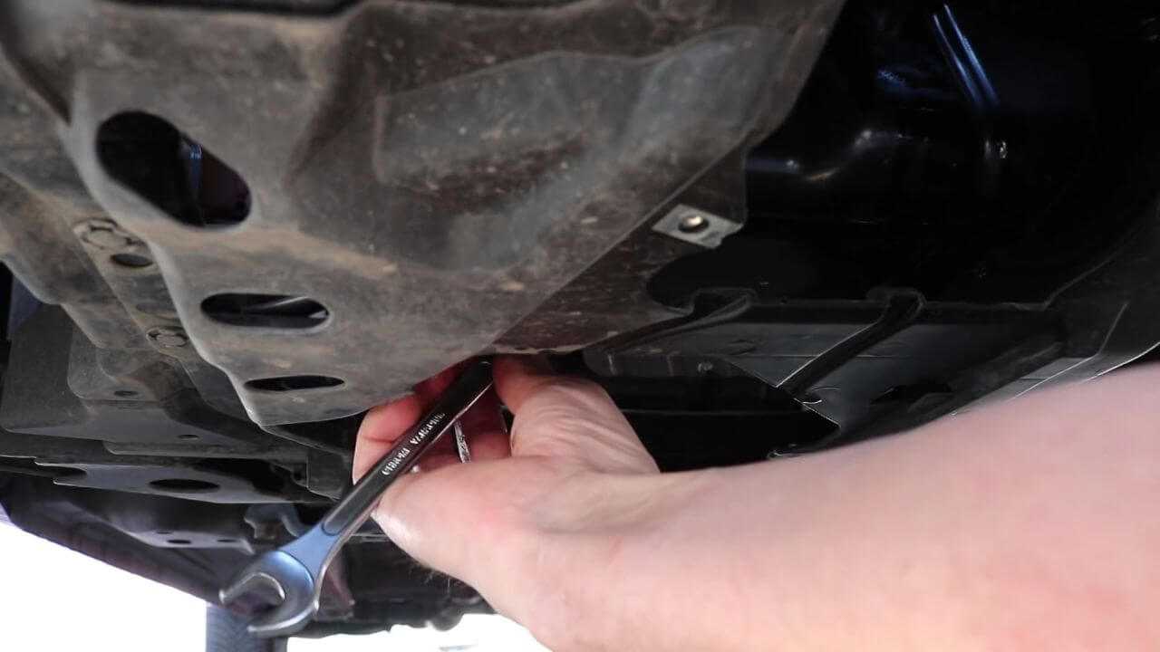 Mitsubishi lancer 9, как заменить масло в коробке переключения передач своими руками. как заменить масло на mitsubishi lancer 9. самостоятельно меняем масло на mitsubishi lancer 9.