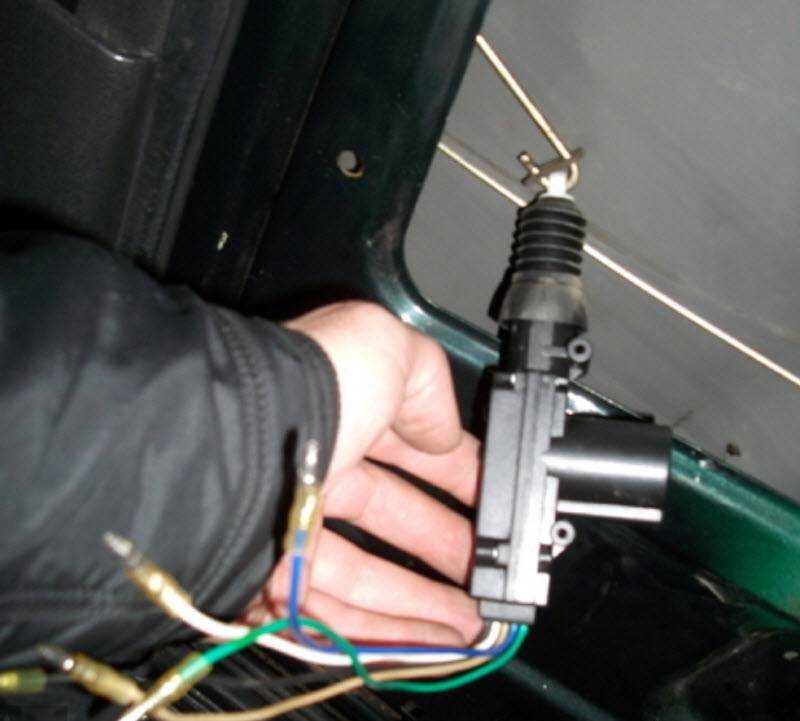Почему центральный замок не закрывает все двери с ключа