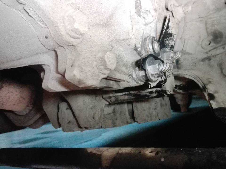 Добрый день Подскажите пошаговый алгоритм действий при замене масла в коробке робот Пежо 207 2009гв Не ясно, где находится пробка для слива масла за фо
