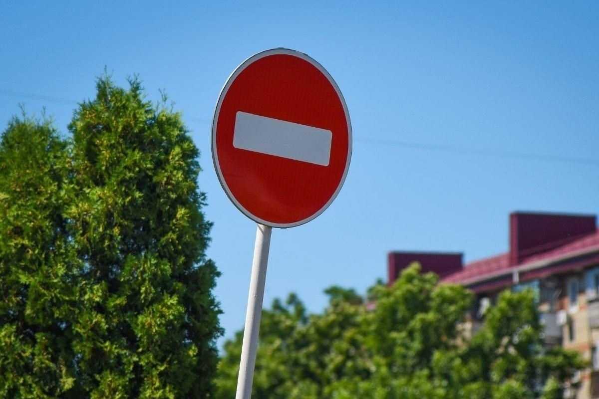 Исключения для знака "движение запрещено" в 2023 году: кому можно ехать?