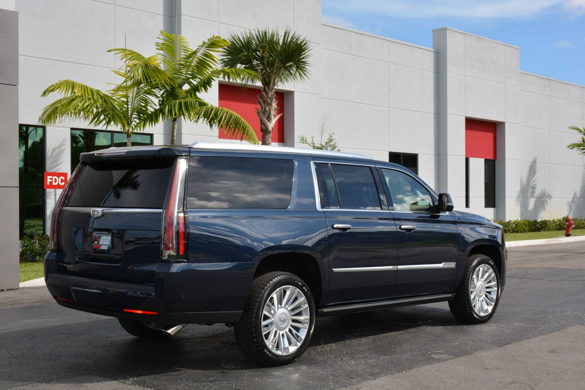 Cadillac escalade история поколений